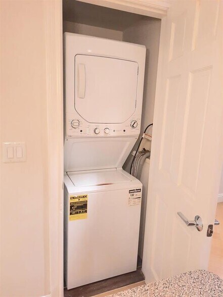 Private washer / dryer - 603 Bloomfield St