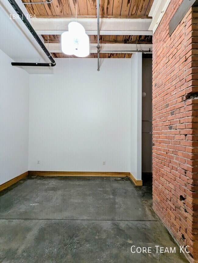 Building Photo - 382 W 22nd St