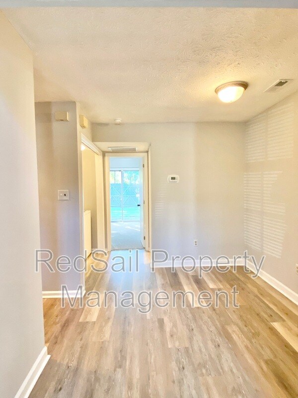 Building Photo - 384 Kinsmen Way