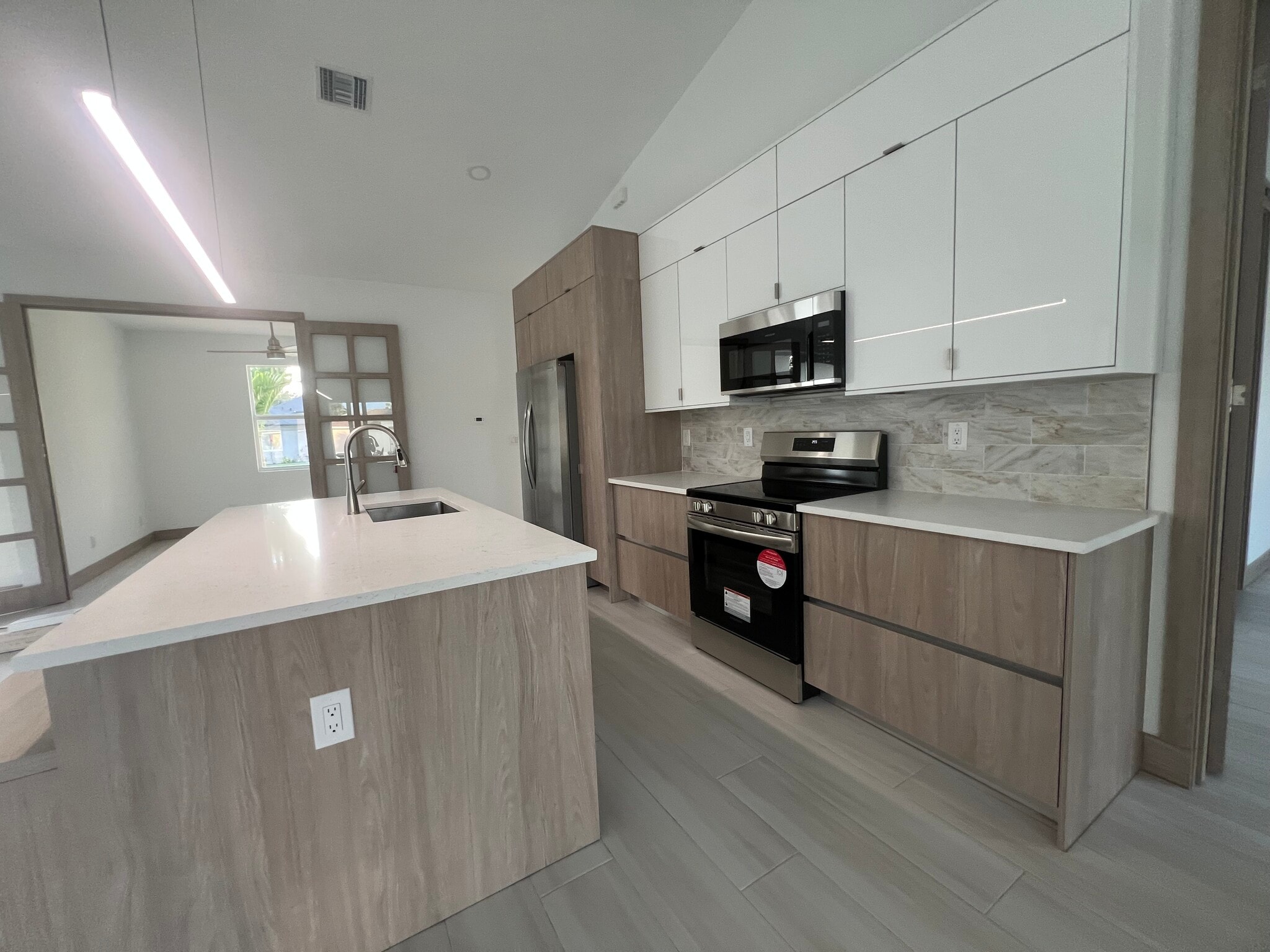 Building Photo - 1470 Henning St