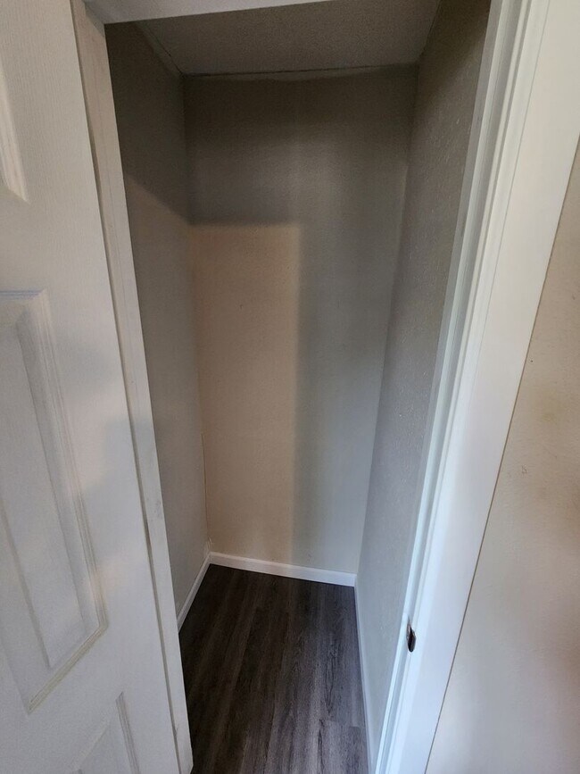 Building Photo - Spacious 2-Bedroom, 1-Bathroom Home AVAILABLE NOW!!