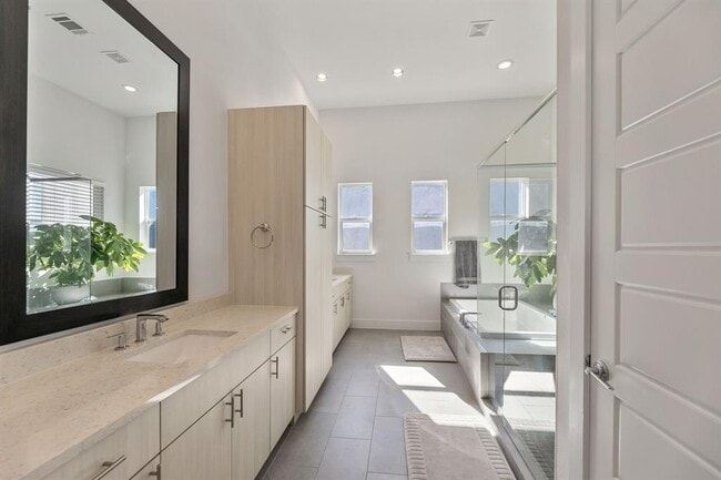 Building Photo - 6101 Florencia Ln