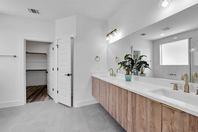 Building Photo - 1805 Emir St