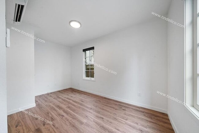 Building Photo - Sleek 3-Level Townhome in Hosford-Abernethy – Pet Friendly with W/S/G Included! Available Now!