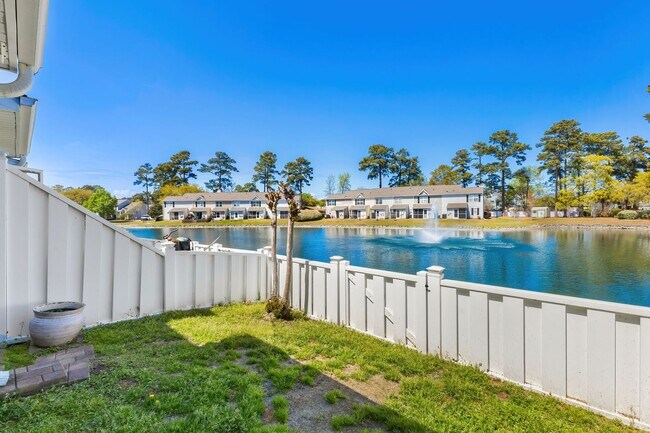 Building Photo - Charming Townhome with Water Views near The Market Common!