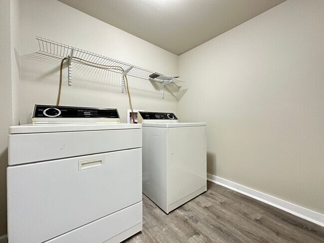 Building Photo - 3 Bed 2 Bath 2 Stall Garage - Country Styl...