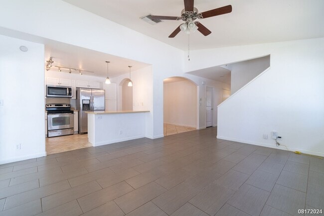 Building Photo - LARGE and SPACIOUS 3bd/3ba/2pkg (SEA COUNTRY) $3900