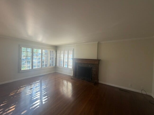 Building Photo - 1227 Nadina St