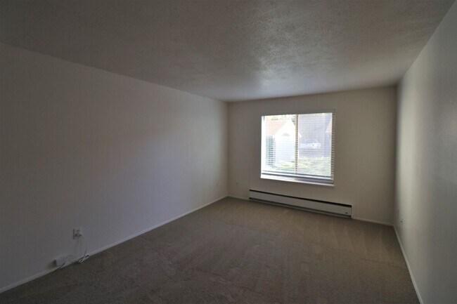 Building Photo - Amazing Views! 2 Bedroom Now Available!