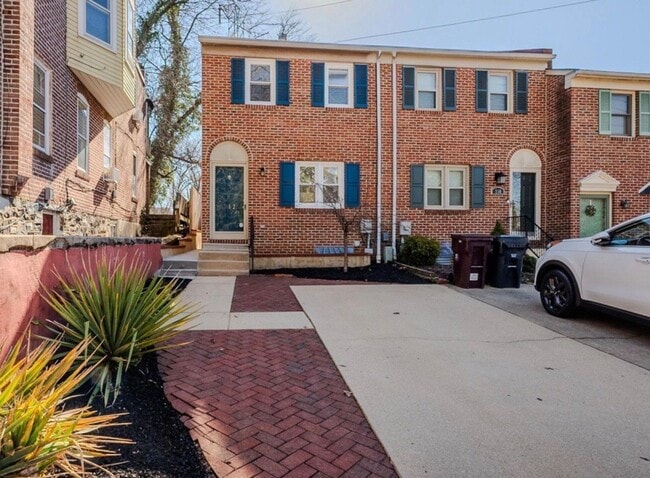 Building Photo - 712 Woodlawn Ave