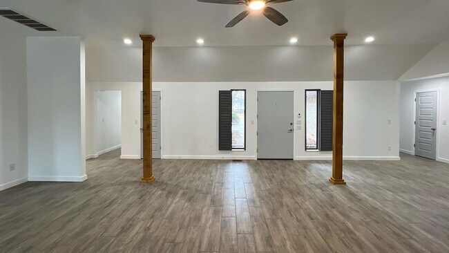 Building Photo - 12510 Maple Ridge Rd