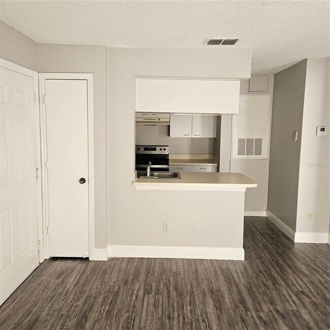 Building Photo - 2550 N Alafaya Trail