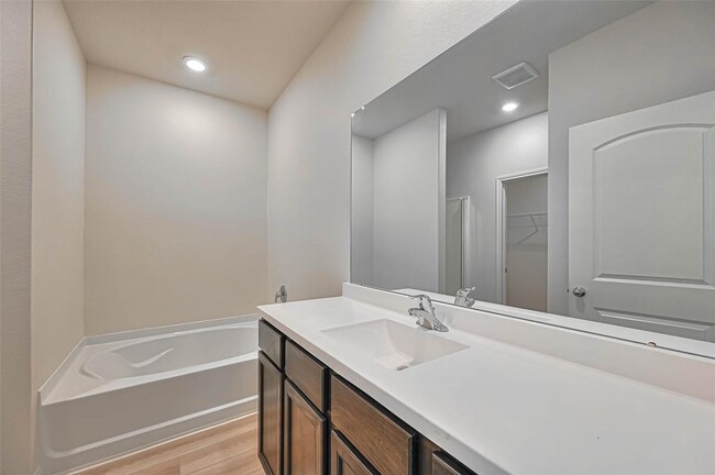 Building Photo - 553 Amberwood Pk Dr
