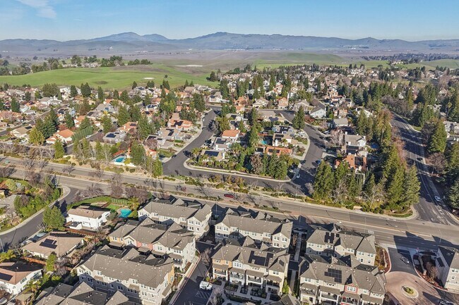 Building Photo - Beautiful Corner-Unit Townhome Near Downtown – 4 Bed | 3 baths