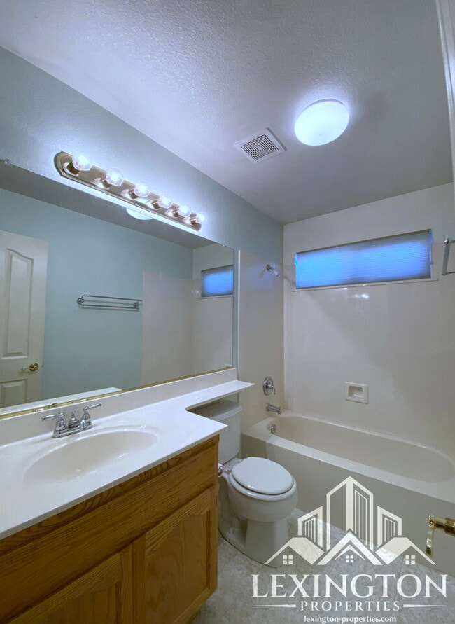 Building Photo - Beautiful, Spacious, 3-Bed 2-Bath Home available in Roseville!