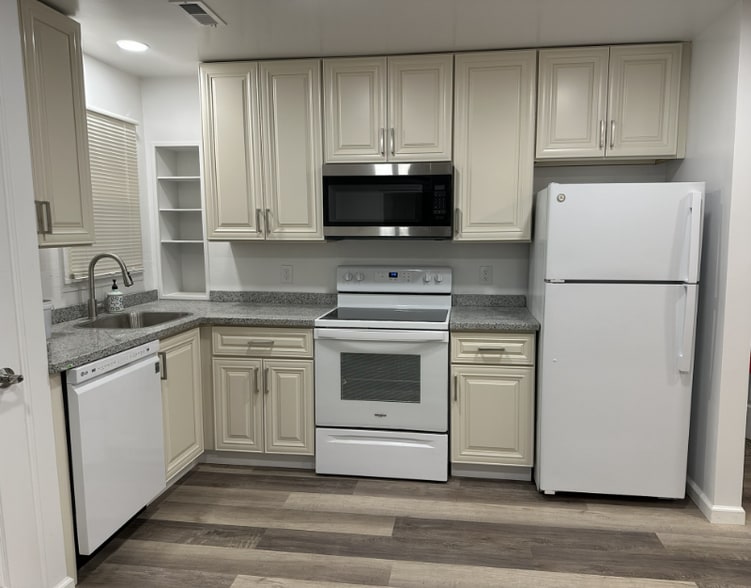 Building Photo - 28532 Grayling Ave