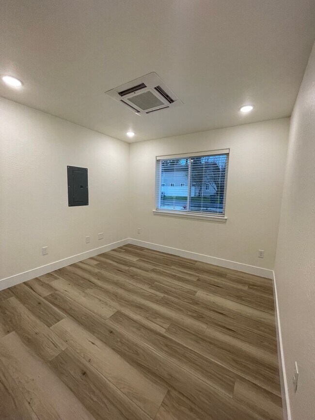 Building Photo - 410 4th St