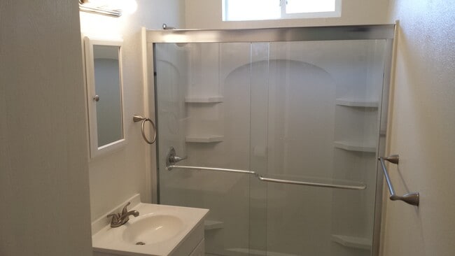 Building Photo - Central Roseville - 1 Bed, 1 Bath Duplex -...