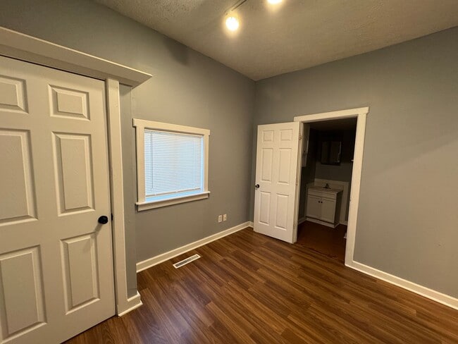 Building Photo - Fountain Sqaure 2 Bedroom 1 Bath with a bonus room/office.