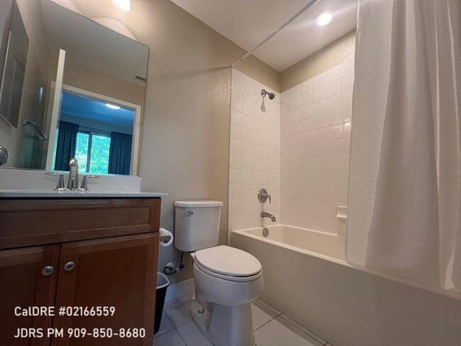 Building Photo - Bellflower Furnished 3 Bedroom Townhouse