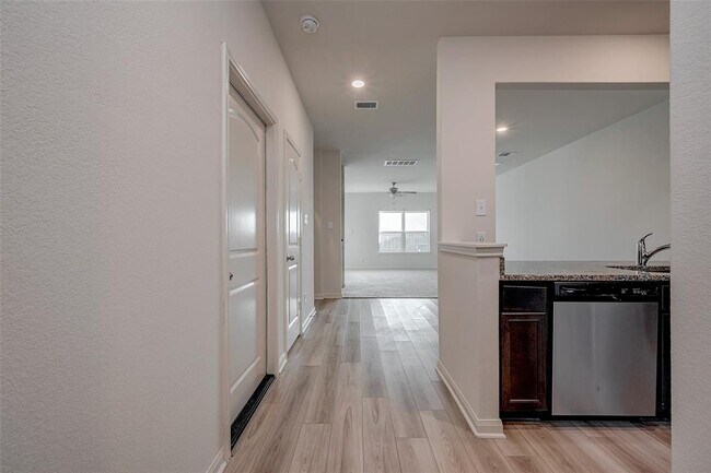 Building Photo - 545 Amberwood Pk Dr