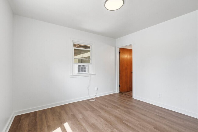 Building Photo - 1 Bedroom | 1 Bathroom | House with Carport | Located on a Quiet Street| Lawn Care and Trash Incl...