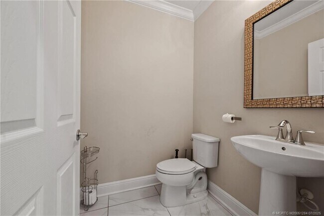 Building Photo - 1813 NW Cataluna Cir