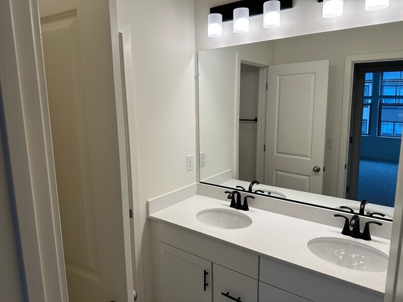 Building Photo - 20973 Bluebird Sq