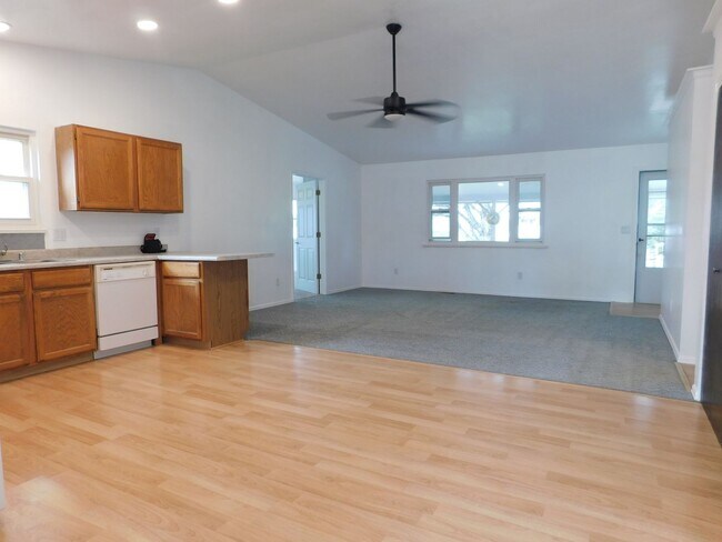 Building Photo - 1527-M 1/8 M 1/8 Rd