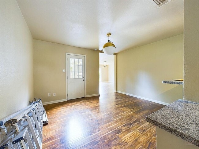 Building Photo - 1411 Kamar Dr