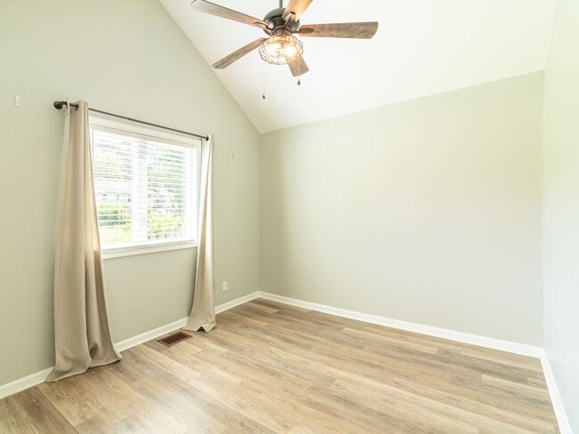 Building Photo - $400 Off first month rent.  Newly renovate...