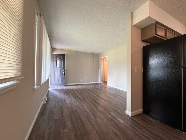 Building Photo - Beautiful 3 bed with tons of charm!