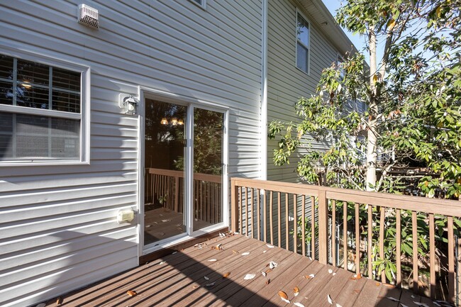 Building Photo - 3 BR townhouse with garage