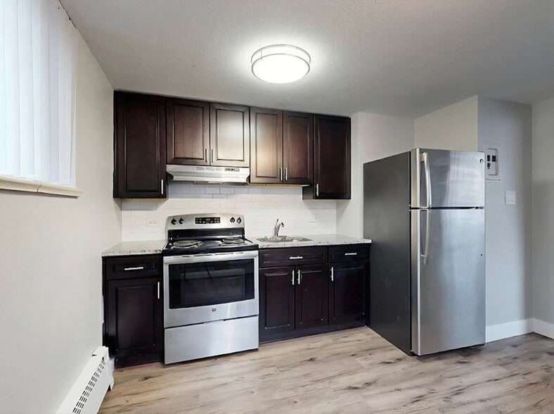 Building Photo - 569 S Forest St
