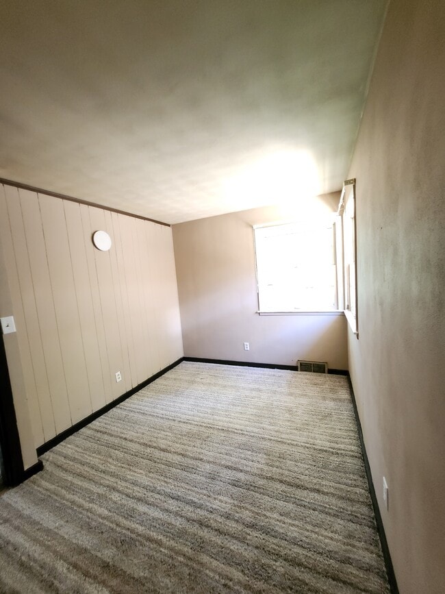 Building Photo - 2116 W Kettelle St