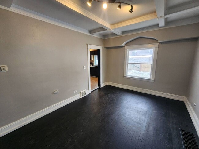 Building Photo - Charming 4-Bedroom Property in Prime Location