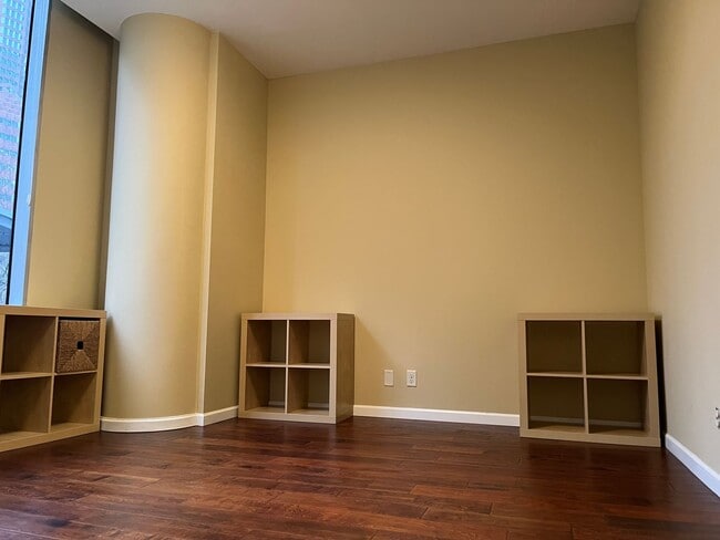 Building Photo - Coveted Portland Plaza Condo located in Do...
