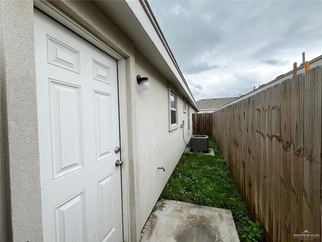Building Photo - 1413 Alta Vista Dr