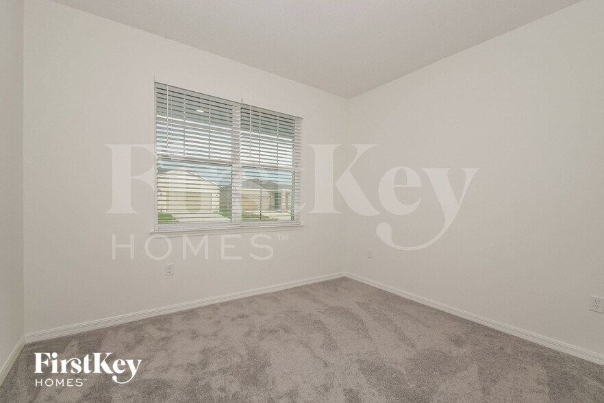 Building Photo - 320 Corbel Ln