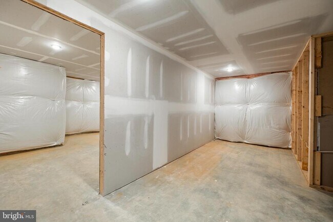 Building Photo - 148 Huntwell W Ave