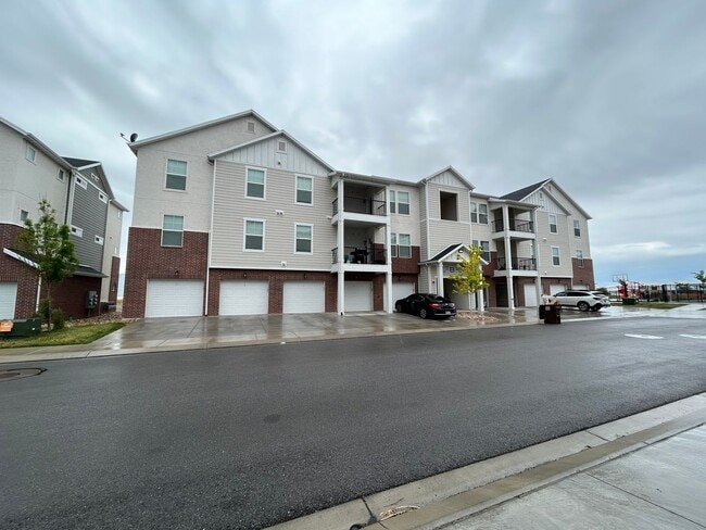 Building Photo - Beautiful Newly Built 3 bedroom, 2 bathroom Condo in Vineyard!