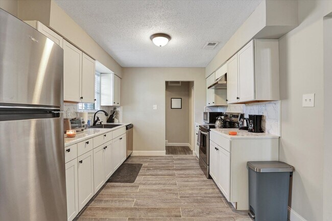 Building Photo - 4 Bedroom, 2 Bath Brick Home in Savannah