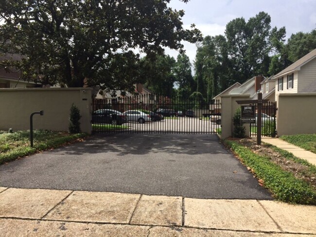 Building Photo - 3/2 Townhouse near USA! GATED! Students Welcome!