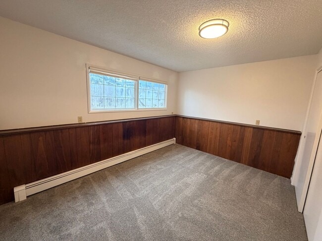 Building Photo - Very well maintained 4 bedroom house - Pet ok on approval. Available NOW!