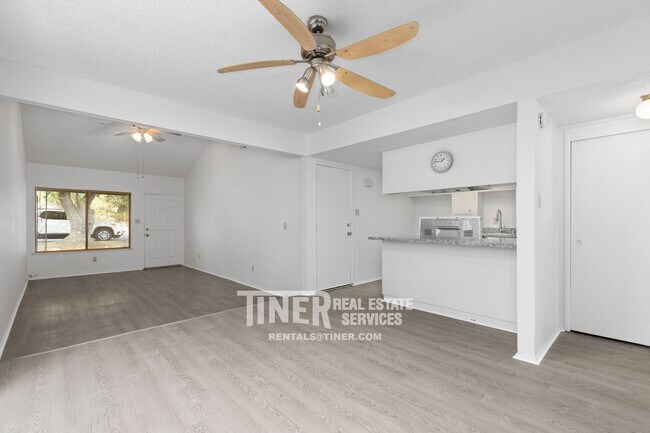 Building Photo - Charming Carmichael Duplex with Water Sewe...