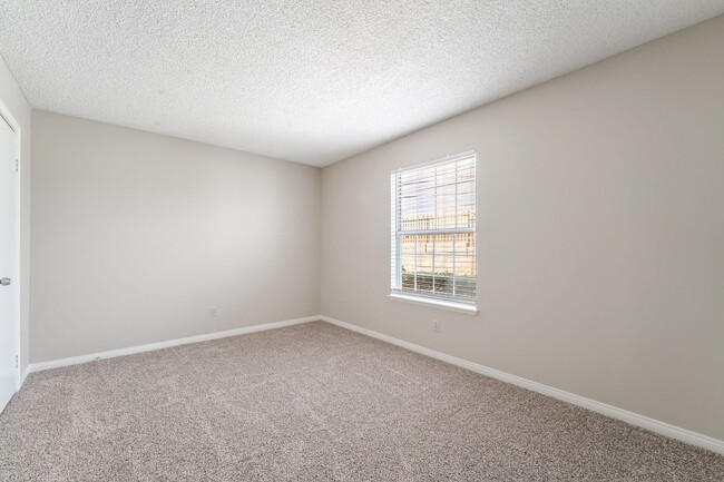 Building Photo - 2 Bedroom, 2 Bathroom Condo unit in a Gate...