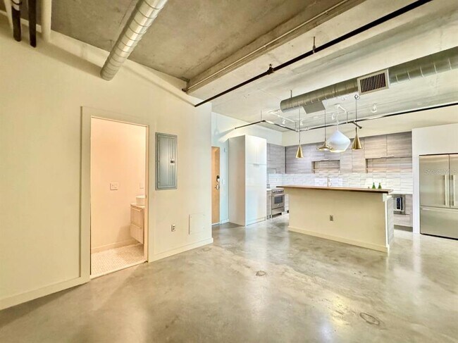 Building Photo - 1212 E Whiting St