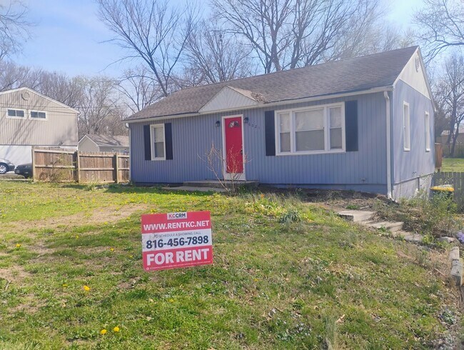 Building Photo - Cozy 2BR Home in KC Northland – Fully Fenced Yard & Fresh Updates