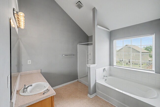 Building Photo - Spacious 4BR Home with Fenced Yard in University City!