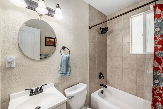 Building Photo - Beautiful Home Available in Berkeley Neighborhood!